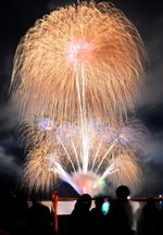 夜空を彩る大輪の花火＝１８日夜、鳥取県米子市の米子港