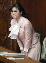 　衆院本会議で「日本版ＤＢＳ」創設法案が可決し、一礼する加藤こども政策相＝２３日午後