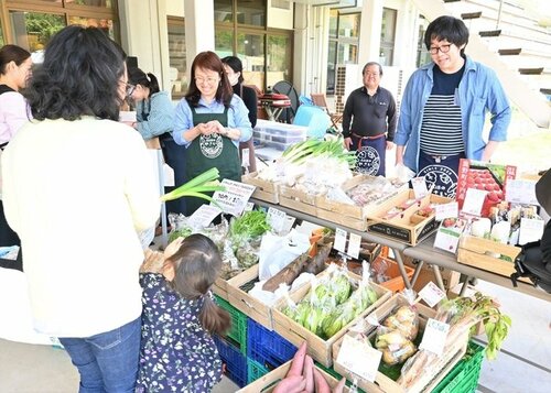 ネギや山菜などを販売する社員ら