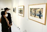 大判３枚続きの美人画に見入る来場者＝１３日、米子市美術館