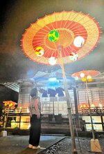和紙灯りの光に包まれた幻想的な境内＝１日、三朝町三朝の三朝神社