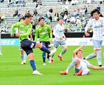 鳥取－長野　ガイナーレは前半３６分、東條のゴールで同点に追い付く＝Ａｘｉｓバードスタジアム