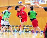 鳥取大―鳥取環境大　鳥取環境大は前半、河渕がシュートを決めて１１―７とリードを広げる＝境港市民第２体育館