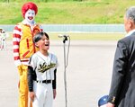 力強く選手宣誓する社スポーツ少年団の延原龍輝主将＝倉吉市営野球場