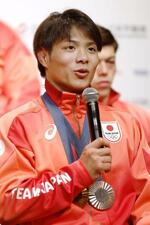 　記者会見する柔道男子６６キロ級の阿部一二三＝４日、パリ（共同）