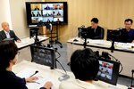 為替変動の影響について意見交換する出席者＝６日、鳥取県庁