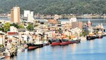 境水道沿いの岸壁に係留される漁船＝境港市内