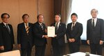 平井知事（右から３人目）に要望書を手渡す吉田町長（同４人目）＝４日、鳥取県庁