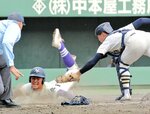 １回戦・米子松蔭－大社　米子松蔭は７回、因田の内野ゴロの間に三走中前が本塁を突き４－１とリードを広げる＝岡山県倉敷市のマスカットスタジアム