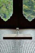 　内藤礼「母型」（２０２４年　水、ガラス瓶）の展示風景。窓から博物館の庭が見える（撮影：畠山直哉）（提供写真）