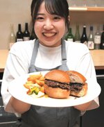 肉のうま味をダイレクトに感じる看板メニューの「塩バーガー」