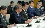 　国土強靱化推進本部の会合で発言する石破首相（左から２人目）＝１日午前、首相官邸