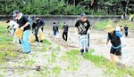 丹念にごみを拾う参加者