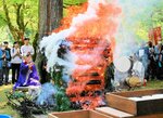 勢いよく煙を上げる護摩壇に手を合わせる参拝者ら＝３日、香美町香住区三川の三川権現社