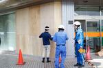 　乗用車が突っ込んだおかやま信用金庫琴浦支店＝１５日午後１時４１分、岡山県倉敷市