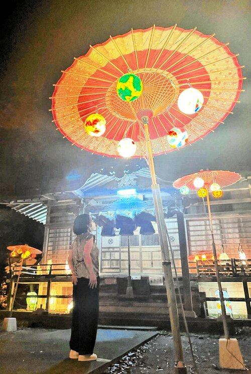 和紙灯りの光に包まれた幻想的な境内＝１日、三朝町三朝の三朝神社