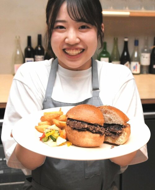 肉のうま味をダイレクトに感じる看板メニューの「塩バーガー」