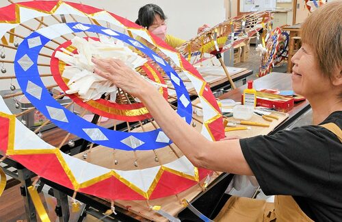  しゃんしゃん傘の修繕作業に取り組む会員＝６日、鳥取市富安２丁目の市シルバ－人材センター 