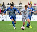最前線で相手と競り合う富樫＝里山スタジアム