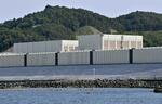 　東北電力女川原発２号機。手前は防潮堤＝１３日