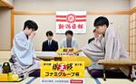 　将棋の第５０期棋王戦コナミグループ杯第３局が千日手となり、指し直し局に臨む藤井聡太棋王（左）と増田康宏八段＝２日午後、新潟市の新潟グランドホテル