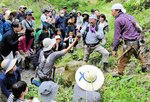 フィールドワークで高田さん（中央右）の解説を聞く参加者ら＝３日、鳥取県江府町江尾