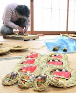 一つ一つ丁寧に流しびなを制作する住民ら＝２６日、鳥取市用瀬町用瀬の二区集会所