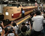 力走にねぎらい　国鉄色の車両として最後の運行となった「やくも２５号」。落石の影響で約１時間遅れの午後１１時２５分、終点の出雲市駅に到着した＝１４日、ＪＲ出雲市駅