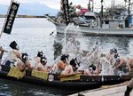 互いの船に勢いよく水をかけ合う男衆ら＝３日、松江市美保関町美保関