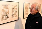 作品の時代背景や当時の風景などに思いをはせる入場者＝２４日、鳥取市本町１丁目のギャラリー鳥たちのいえ