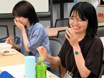 食事をしながら自身の就職活動について話す卒業生（右）＝２日、鳥取市湖山町南４丁目の鳥取大