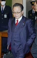 　衆院本会議後、議場を後にする世耕弘成氏＝１日