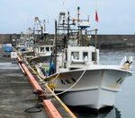 岸壁に係留されている漁船。漁業経営体と漁船の数は過去最少となった＝２日、鳥取市賀露町西４丁目の賀露港