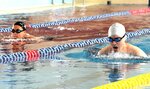 県障がい者スポーツ大会が開幕し、練習の成果を発揮する選手＝１７日、鳥取市天神町の県営鳥取屋内プール