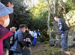 鬼ケ城の歴史や特徴を解説する中井名誉教授（右）＝１５日、若桜町三倉