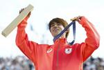 　金メダルを手に喜ぶスケートボード男子ストリートの堀米雄斗。五輪２連覇を果たした＝パリ（共同）