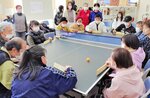 卓球台を囲んで熱戦を繰り広げる選手たち