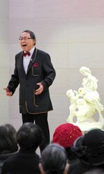 張りのある歌声を会場に響かせる田中さん