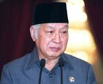 　辞任の演説をするインドネシアのスハルト大統領（当時）＝１９９８年５月、ジャカルタ（ゲッティ＝共同）