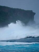 　台風２号の影響で、高波が打ち寄せる沖縄県宮古島市の海岸＝１日午後
