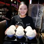 　北京市内の焼き肉店で提供された、おわんに山盛りの新潟県産コシヒカリ＝１６日（共同）