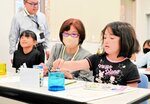お手伝いの報酬を貯金箱に入れる参加者