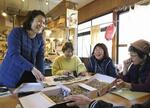 　高知県日高村で地元女性たちと話す元隊員の小野加央里さん（左端）＝２０２４年２月