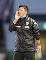 　京都戦の後半、指示を出す鬼木監督＝２０２２年１０月、等々力