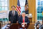 　トランプ米大統領と写真に納まる赤沢経済再生相。米政権の関税引き上げを巡る両政府の初交渉に先立ち会談した＝１６日、米ワシントン（内閣官房のホームページから）