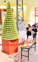 高く積み上げられた梨タワーを見上げる来館者