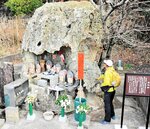 凝灰岩の穴に祭られている岩屋地蔵。海水の塩分で岩がえぐられ「タフォニ」と呼ばれる