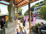 修行大師像に手を合わせる住職ら