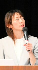 中田正子の生い立ちや経歴を解説する奥村学芸員