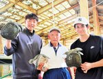 事業承継に向けて取り組む（左から）安藤さん、増田組合長、小林さん＝兵庫県香美町小代区の小代内水面組合